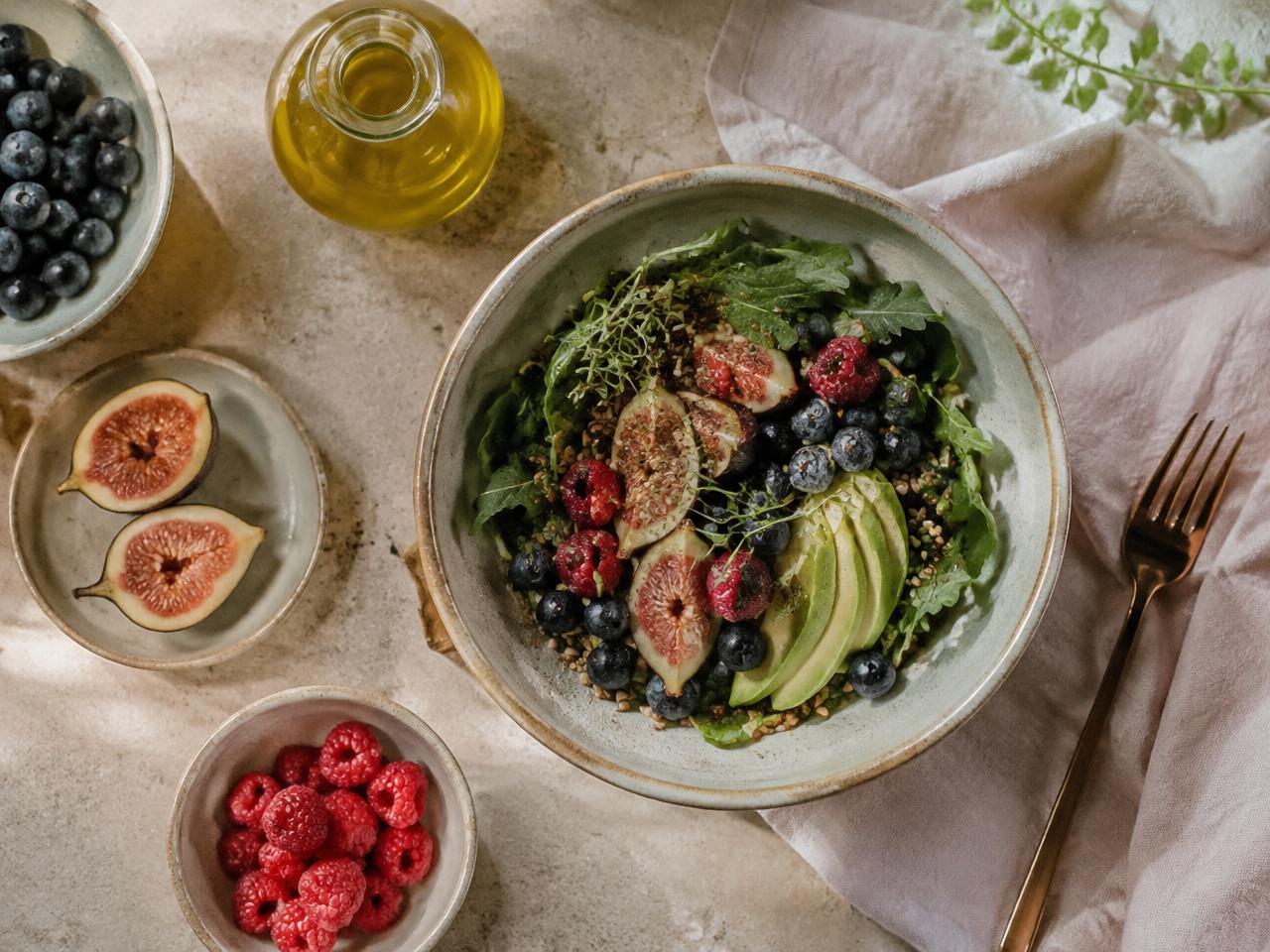 Bowl de alimentação saudável com frutas frescas, abacate e azeite